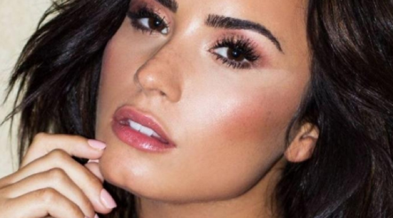 Demi Lovato enlve TOUT son maquillage devant la camra et le rsultat se passe de mots ! 