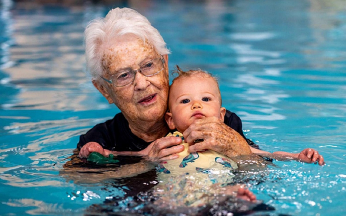 Une centenaire de 102 ans enseigne encore la natation aux petits bbs