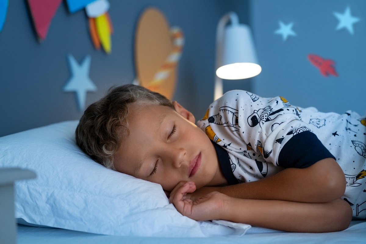 Un enseignant recommande lheure exacte  laquelle les enfants devraient se coucher selon leur ge