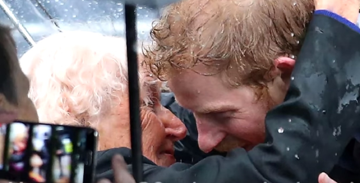 Moment extrmement touchant du Prince Harry et d'une femme qu'il a reconnue dans la foule..