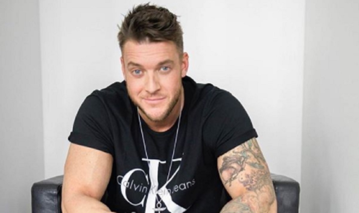 Mathieu Baron prsente enfin sa nouvelle blonde...