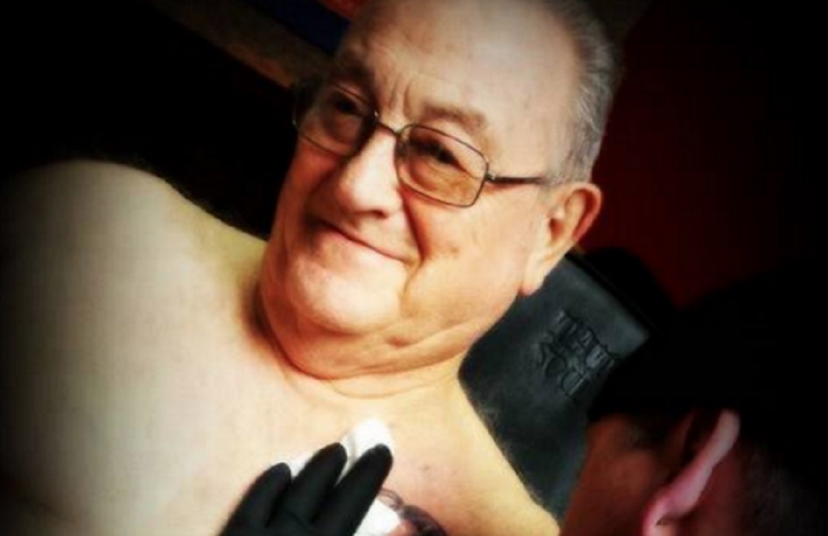Cet homme se fait tatouer  l'ge 76 ans. Son message a fait pleurer la terre entire.