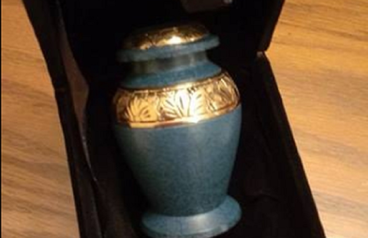 Ils volent l'urne de son grand-pre dcd