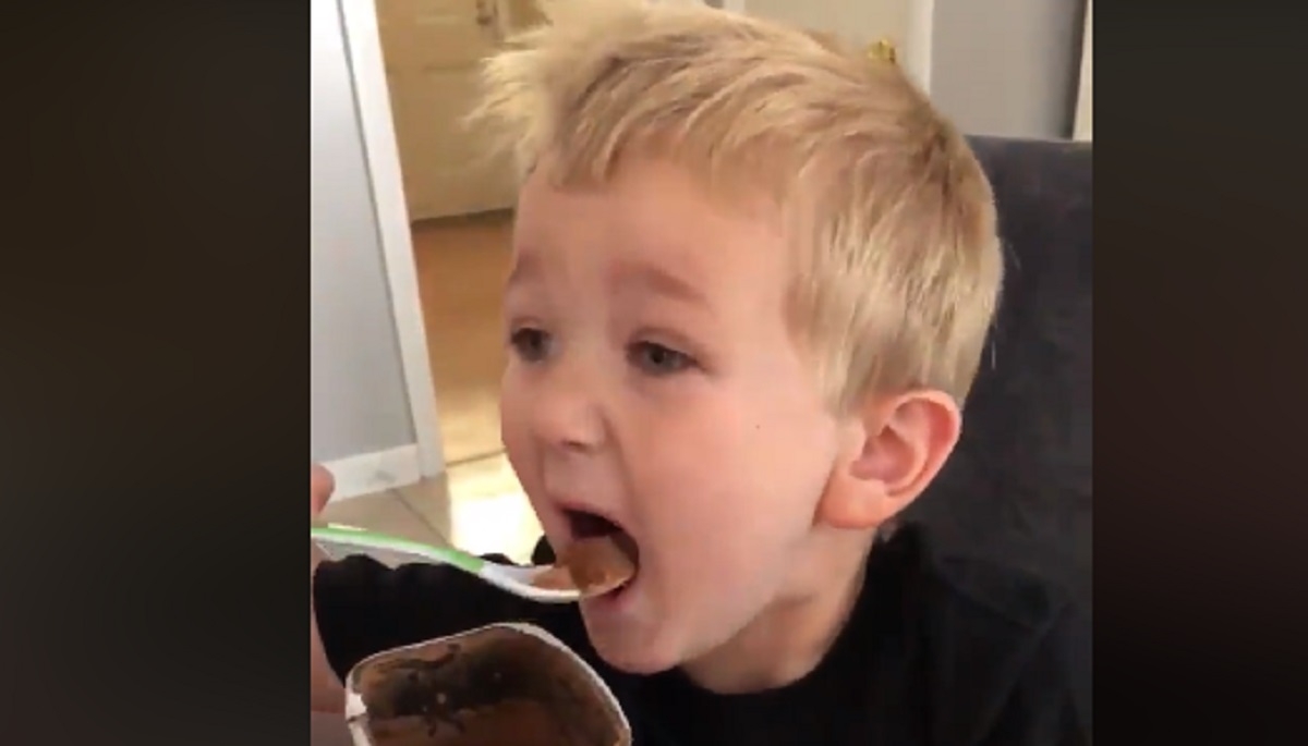 La r�action de ce jeune gar�on lorsqu'il mange ce qu'il pense �tre de la glace au chocolat est compl�tement hilarante!