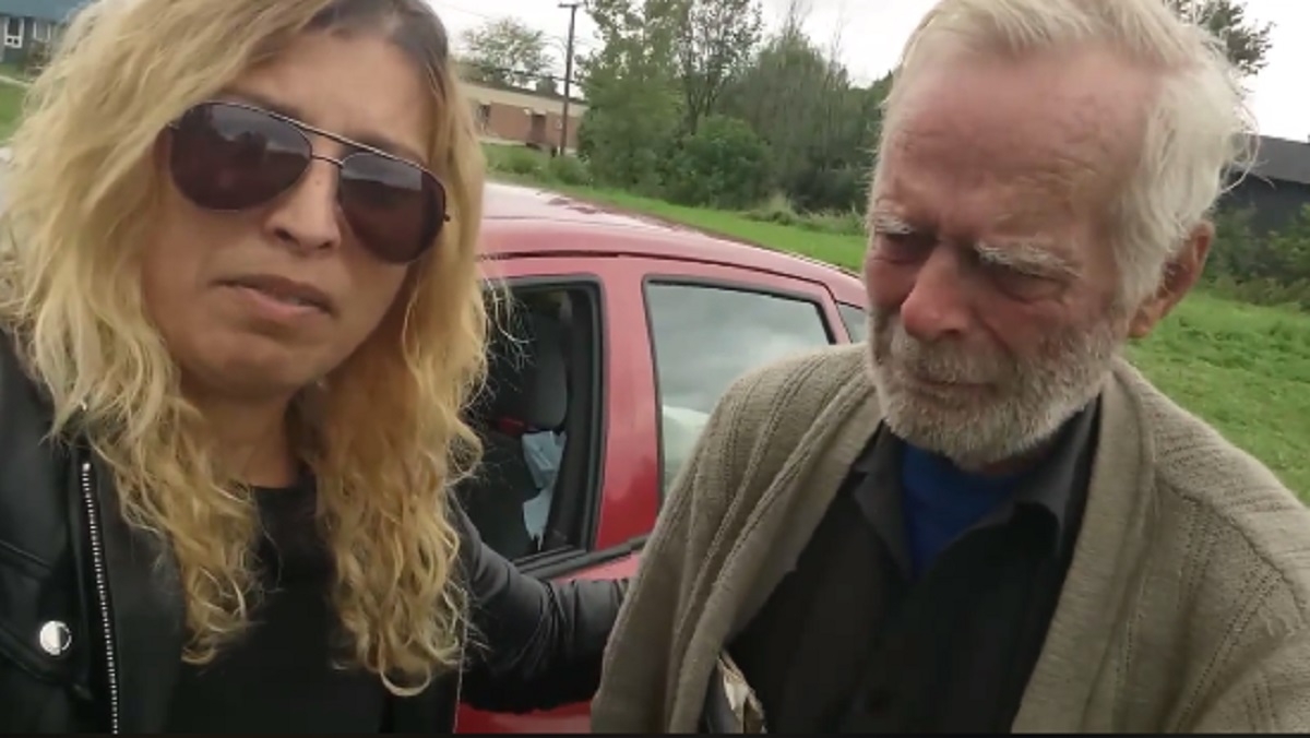 80 ans, il dort dans sa voiture et demande votre aide pour trouver un logement pour lui et sa femme