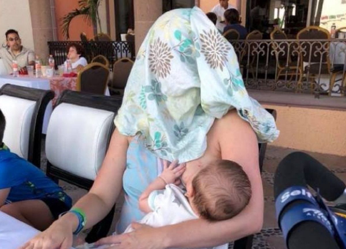 Une maman qui allaite se fait demander de se couvrir, ce qu'elle rpond a fait le tour du globe