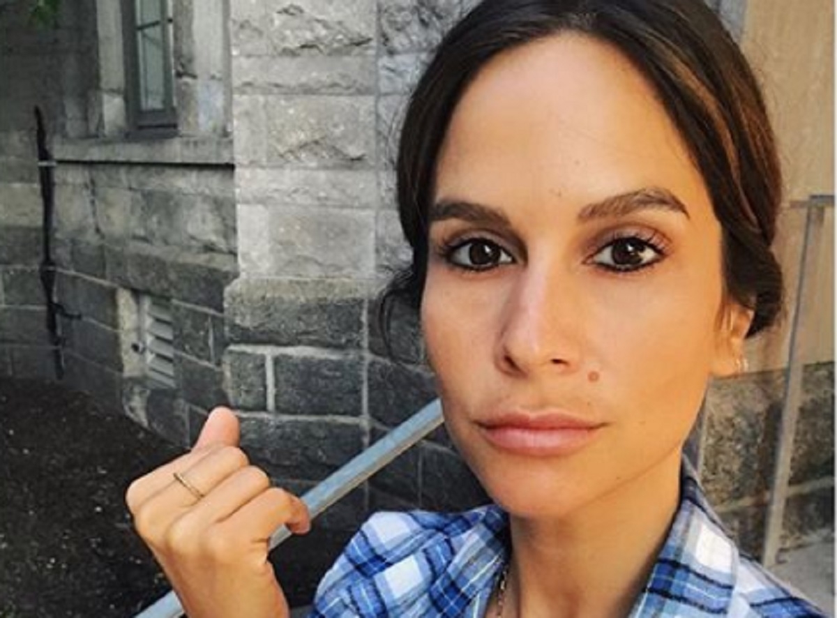 Am�lie B. Simard publie une magnifique photo de sa grossesse