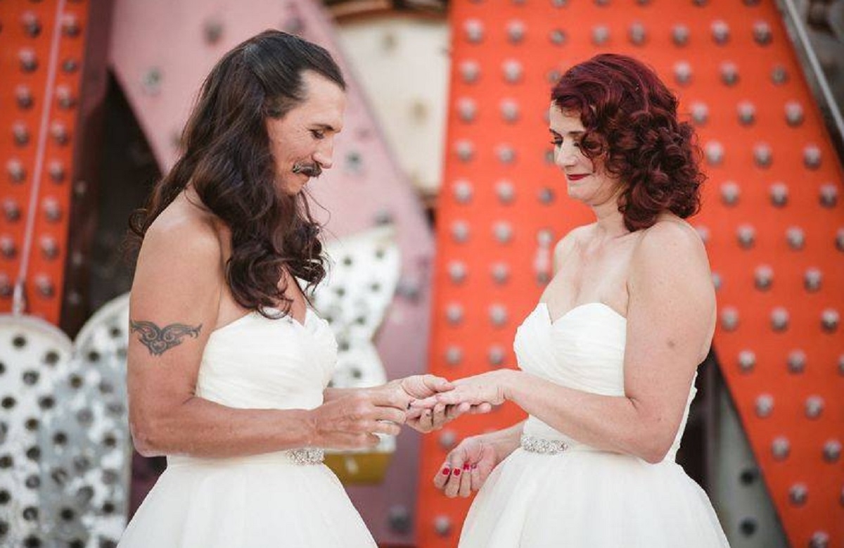 Un homme et une femme se marient tous les deux en robe de marie