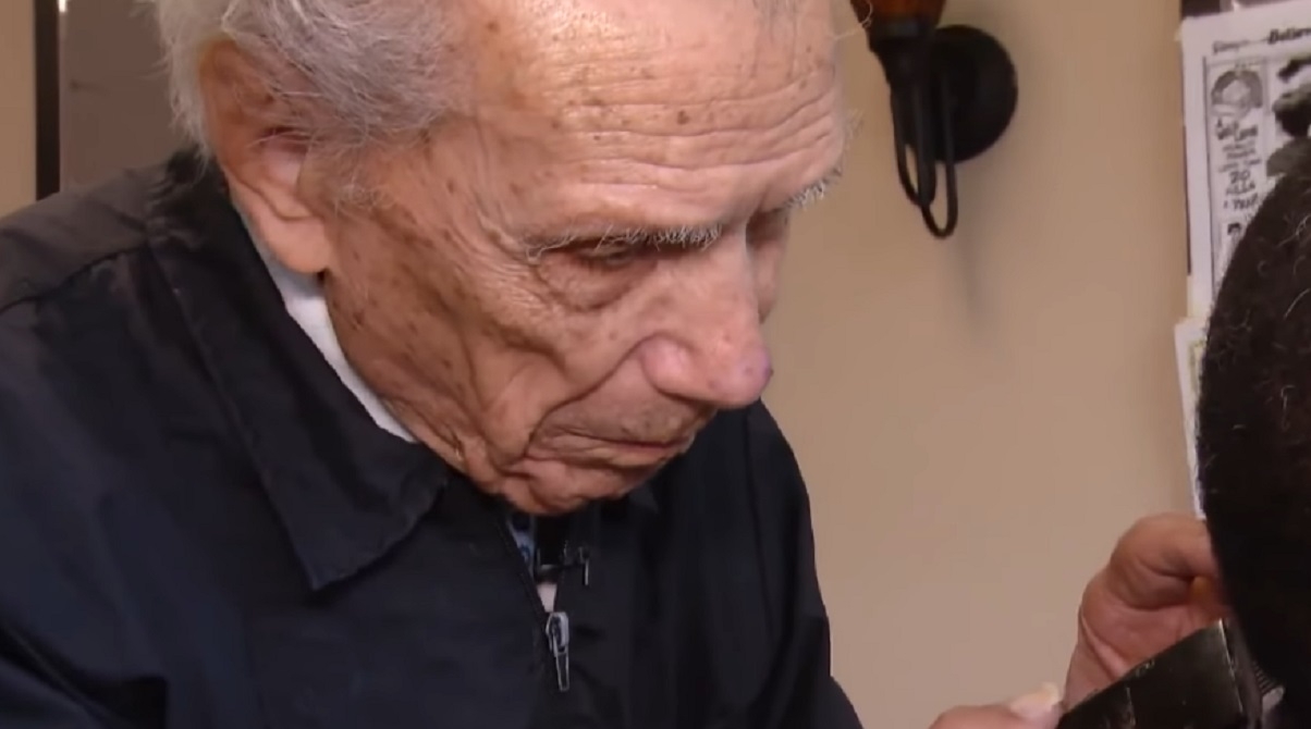 g de 107 ans, cet homme est le plus vieux barbier du monde, il travaille encore 40 h/sem.