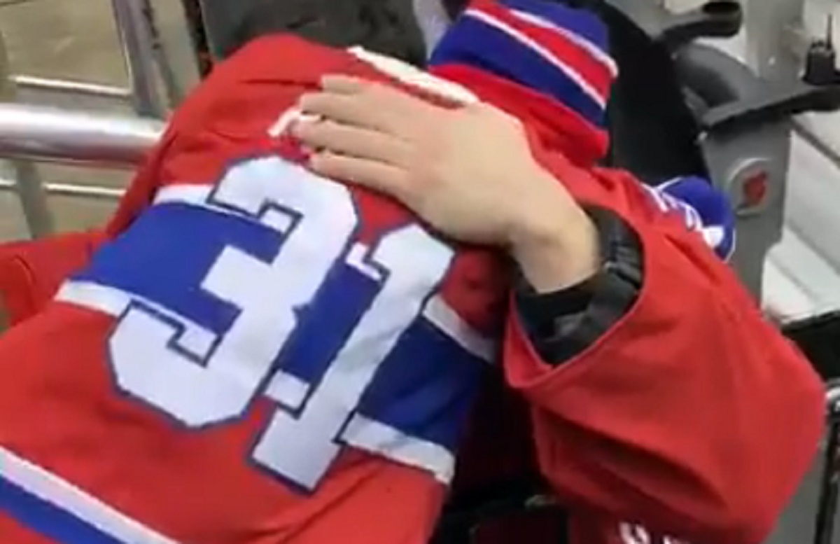 Un jeune homme qui vient tout juste de perdre sa mre fait la rencontre de Carey Price