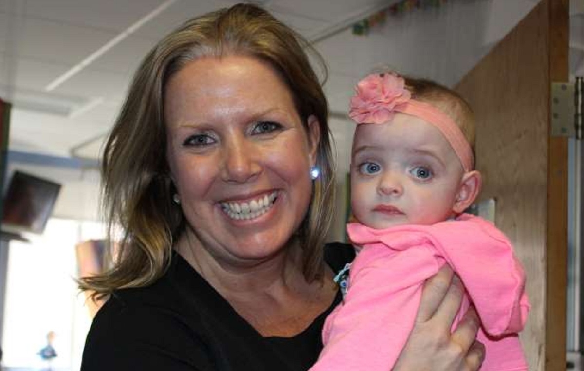 Une infirmire dcide d'adopter un bb abandonn aprs plusieurs mois de soins