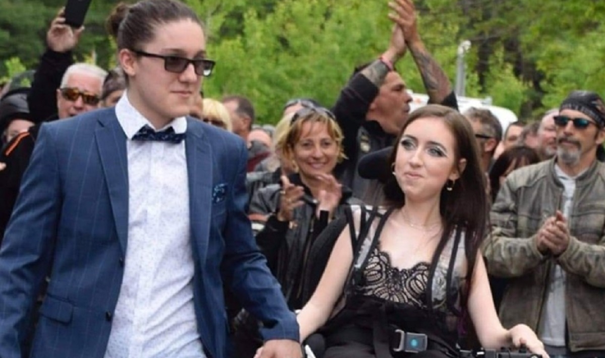 Une adolescente de la Montrgie escorte par 540 motocyclistes pour son bal de finissants