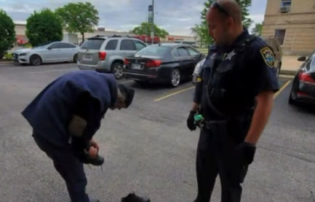 Un policier vient en aide d'une faon trs surprenante  un sans-abri aux chaussures brises