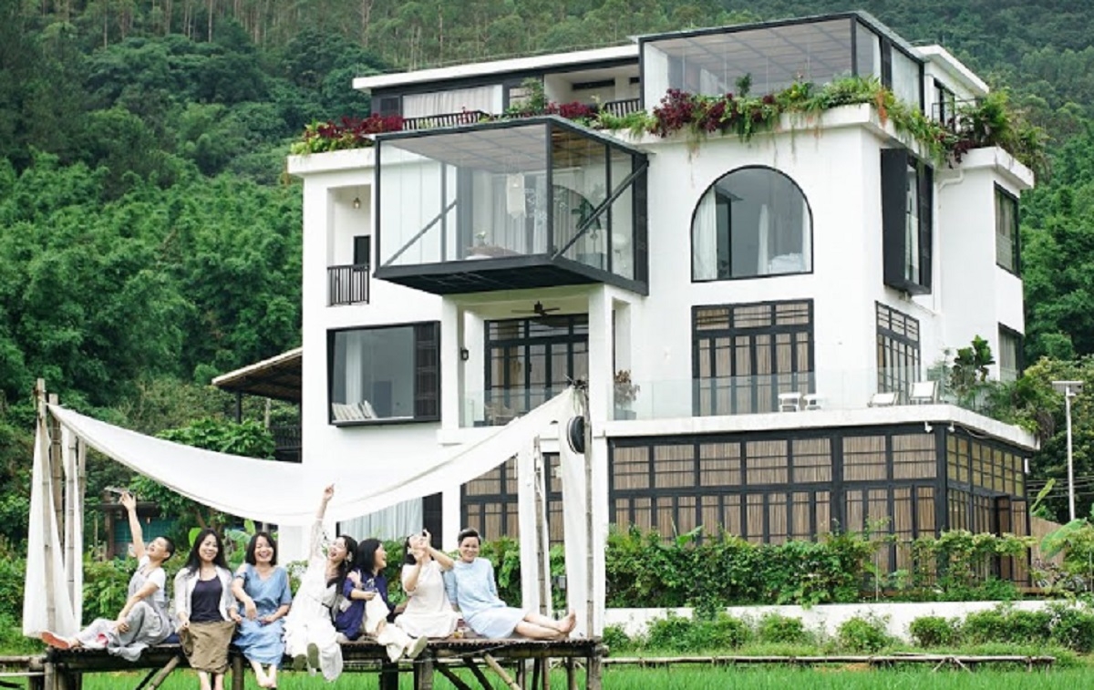 Sept amies de longue date s'achtent une maison splendide pour y finir leurs jours ensemble