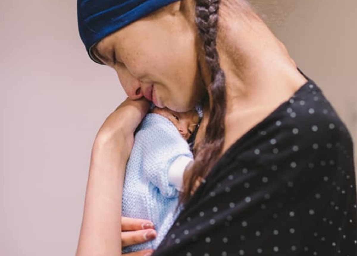 Une femme atteinte d'un cancer refuse les traitements pour donner naissance  son fils