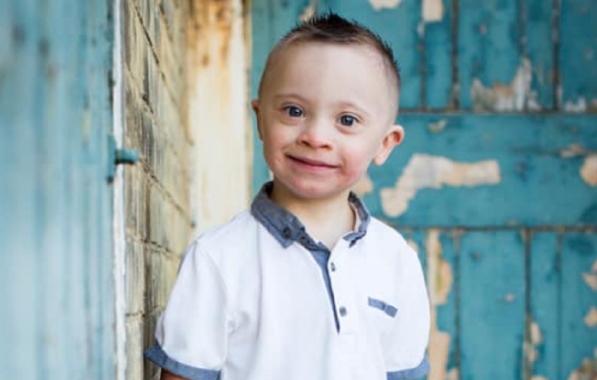 Un garon de 5 ans atteint du syndrome de Down devient mannequin