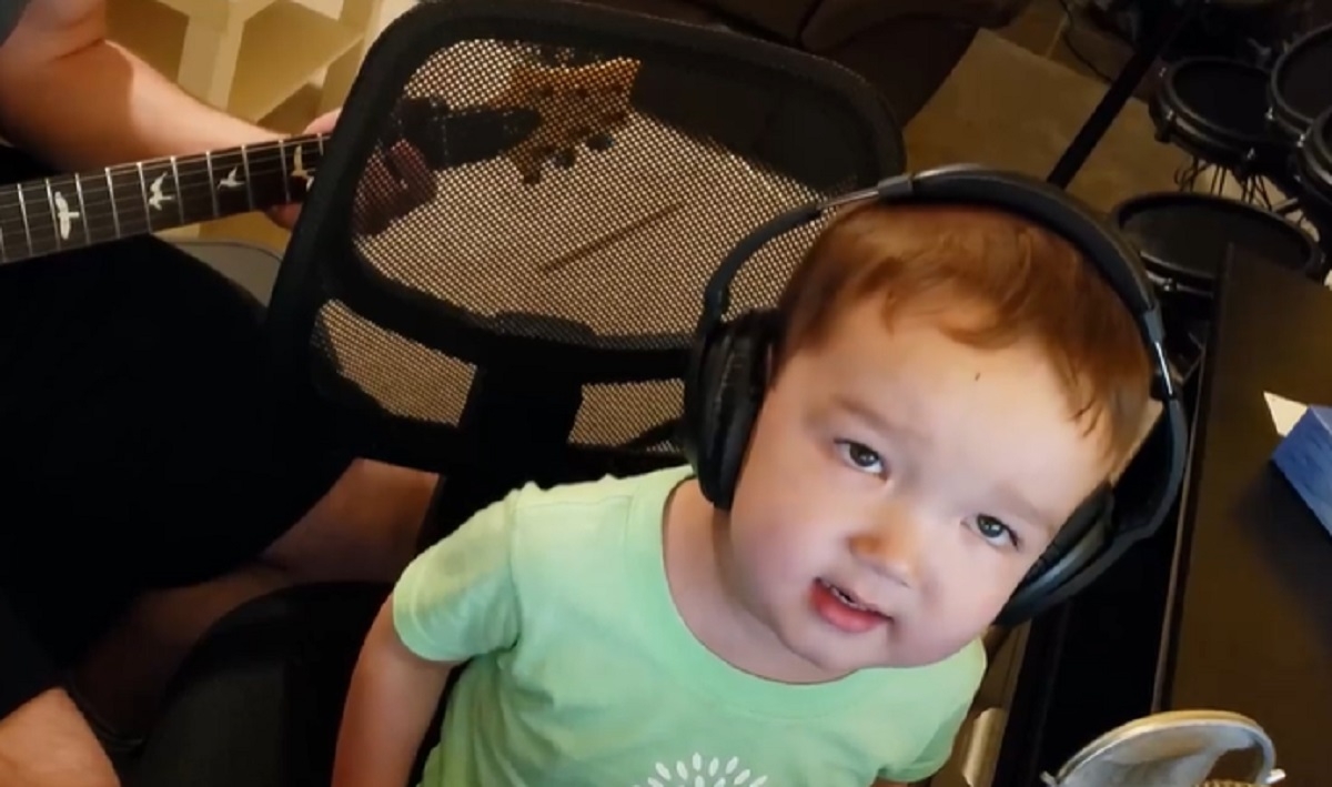 Un enfant de 2 ans chante du Elvis; vous en resterez bouche be!