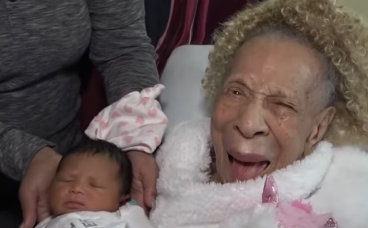 5 gnrations de femmes runies: Une femme de 105 ans fait la rencontre de son arrire-arrire-petite-fille.