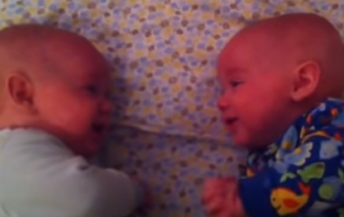 Une maman trouve ses jumeaux bbs en grande conversation