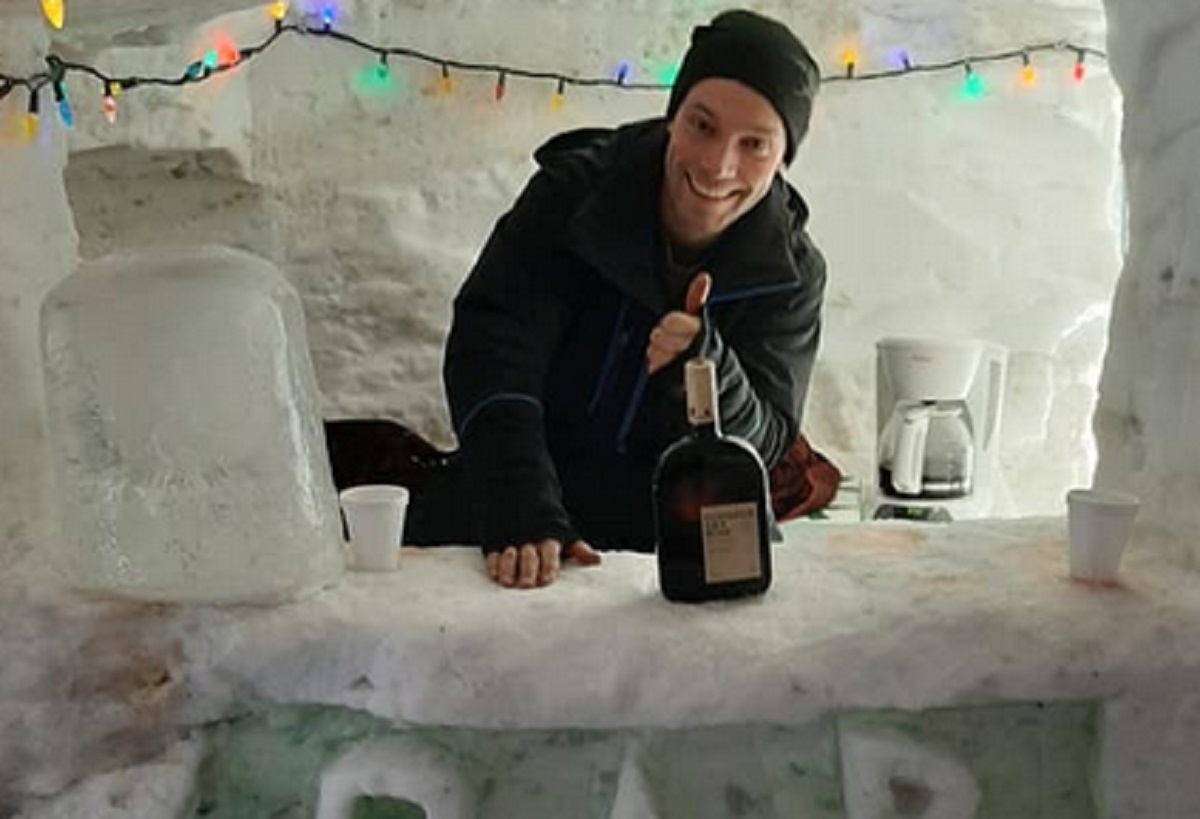 Un Saguenéen construit un igloo avec toutes les commodités à même son banc de neige