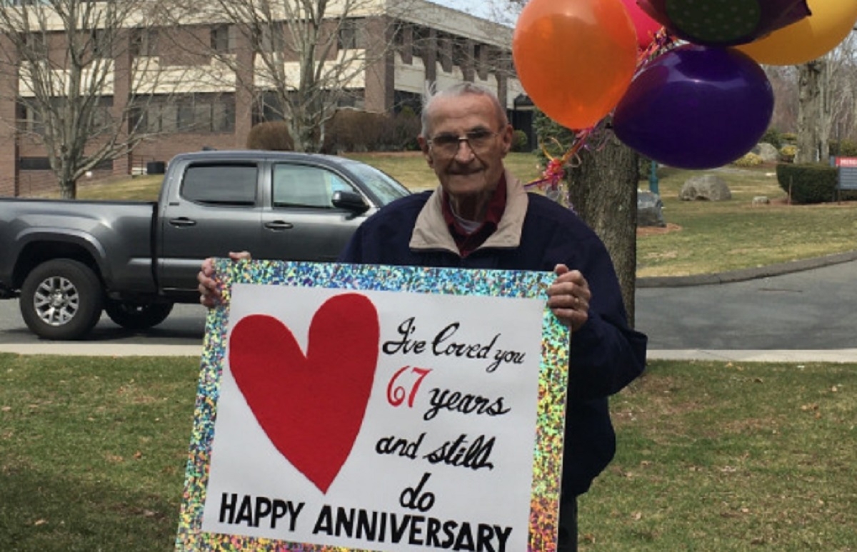 Une couple de personnes ges spares par la pandmie clbre leurs 67 ans de mariage de la plus charmante des faons