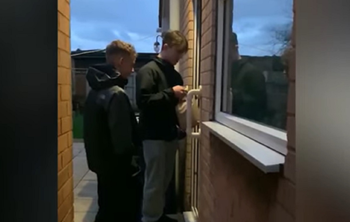 Deux adolescents livrent gnreusement des paniers de denres aux personnes ges de leur quartier