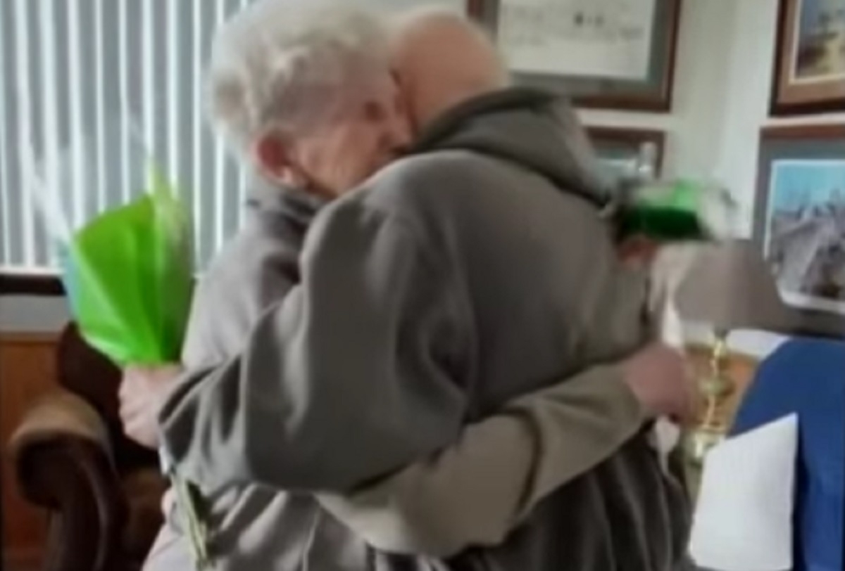 Un homme retrouve sa femme aprs sa quarantaine pour clbrer son 84e anniversaire