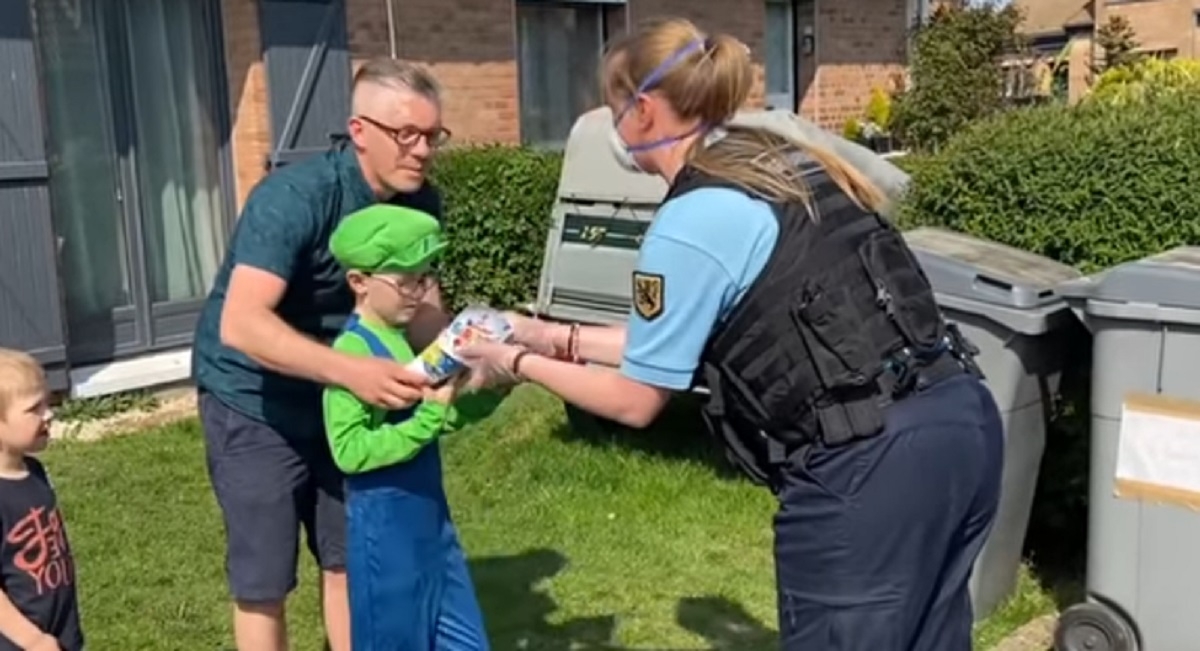 Des policiers soulignent le 10e anniversaire de Tom qui est autiste de la plus charmante des faons
