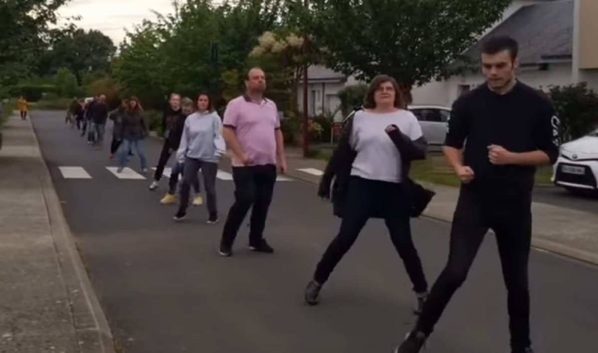 Les habitants d'un quartier se donnent rendez-vous tous les soirs pour danser en hommage au personnel infirmier