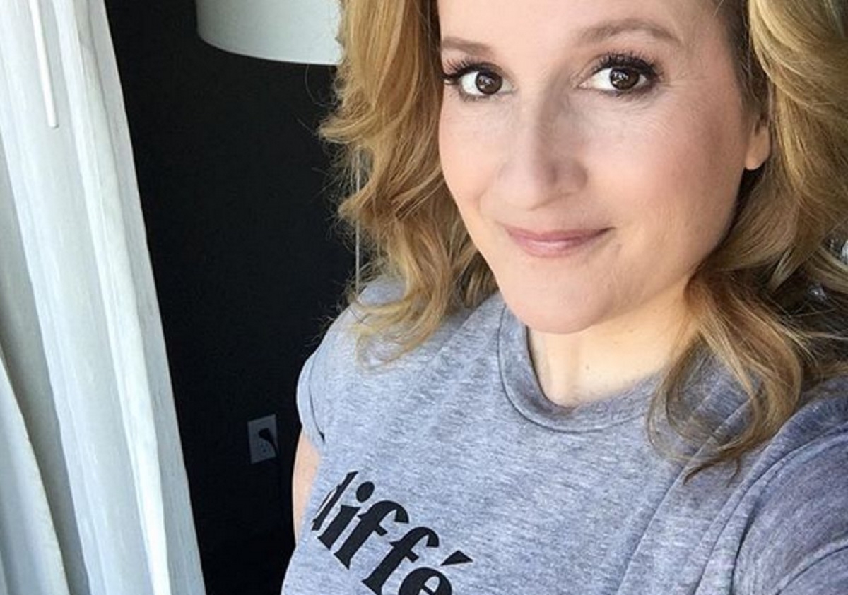 La fille d'lyse Marquis chante en Brodway; sa performance vous laissera bouche be!