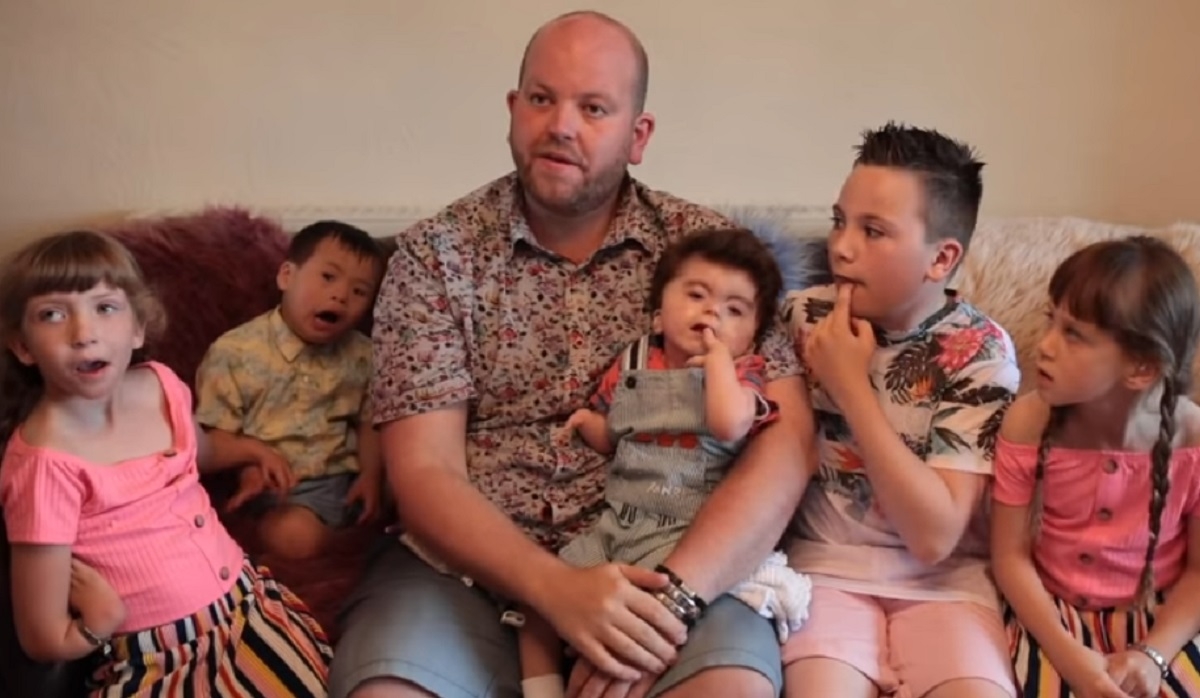 Un clibataire de 36 ans adopte 5 enfants handicaps et trouve cela merveilleux