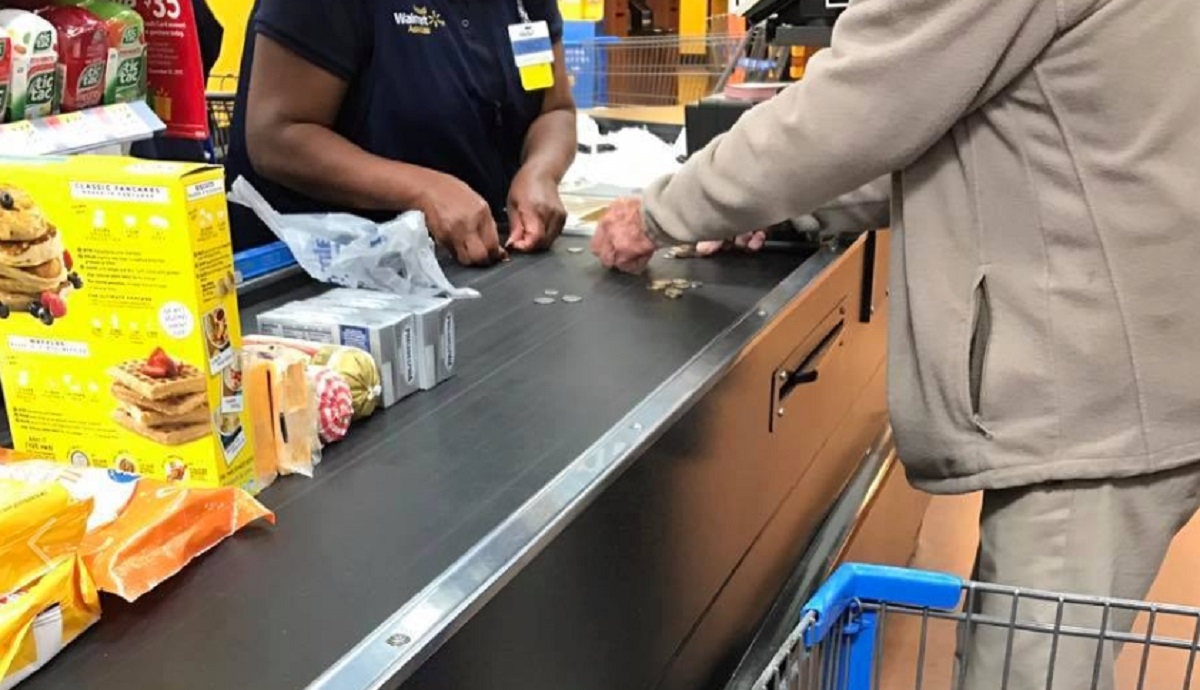 Une caissire agit de manire exemplaire pour aider un homme g payer ses courses