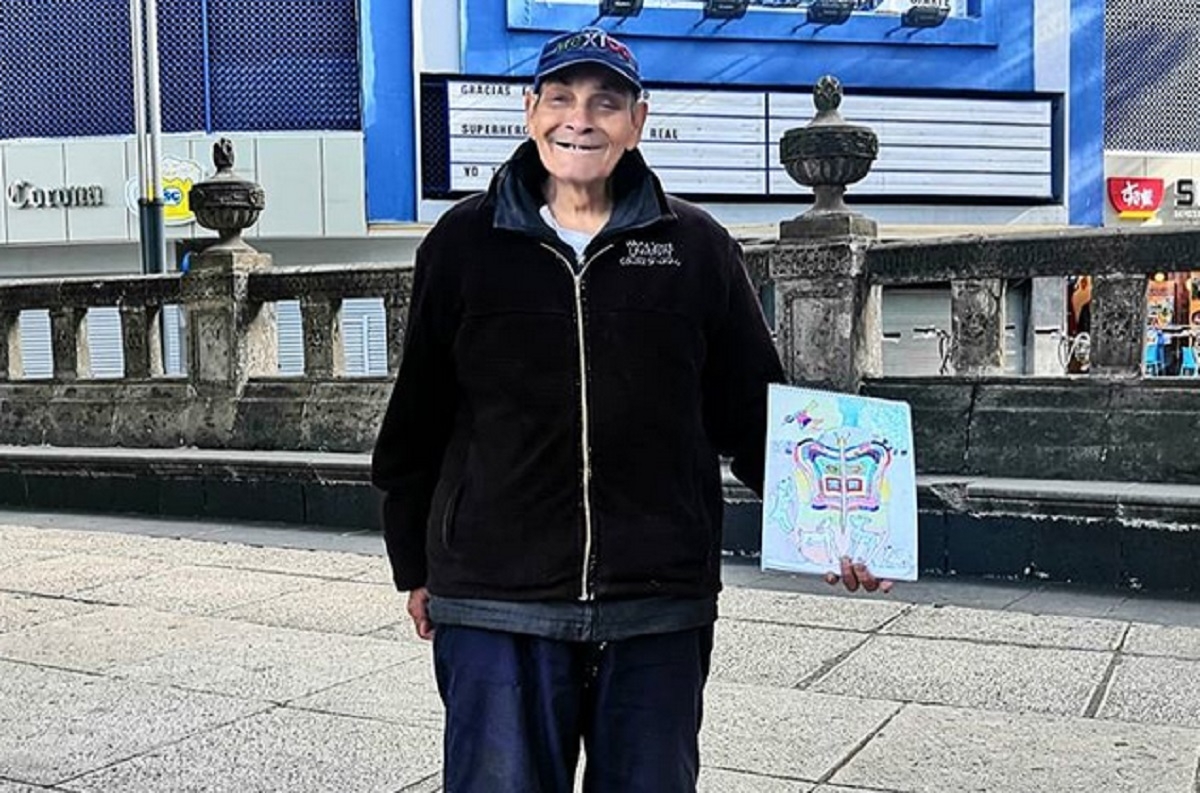 Un sans-abri âgé qui vend ses dessins dans la rue pour manger obtient sa propre exposition