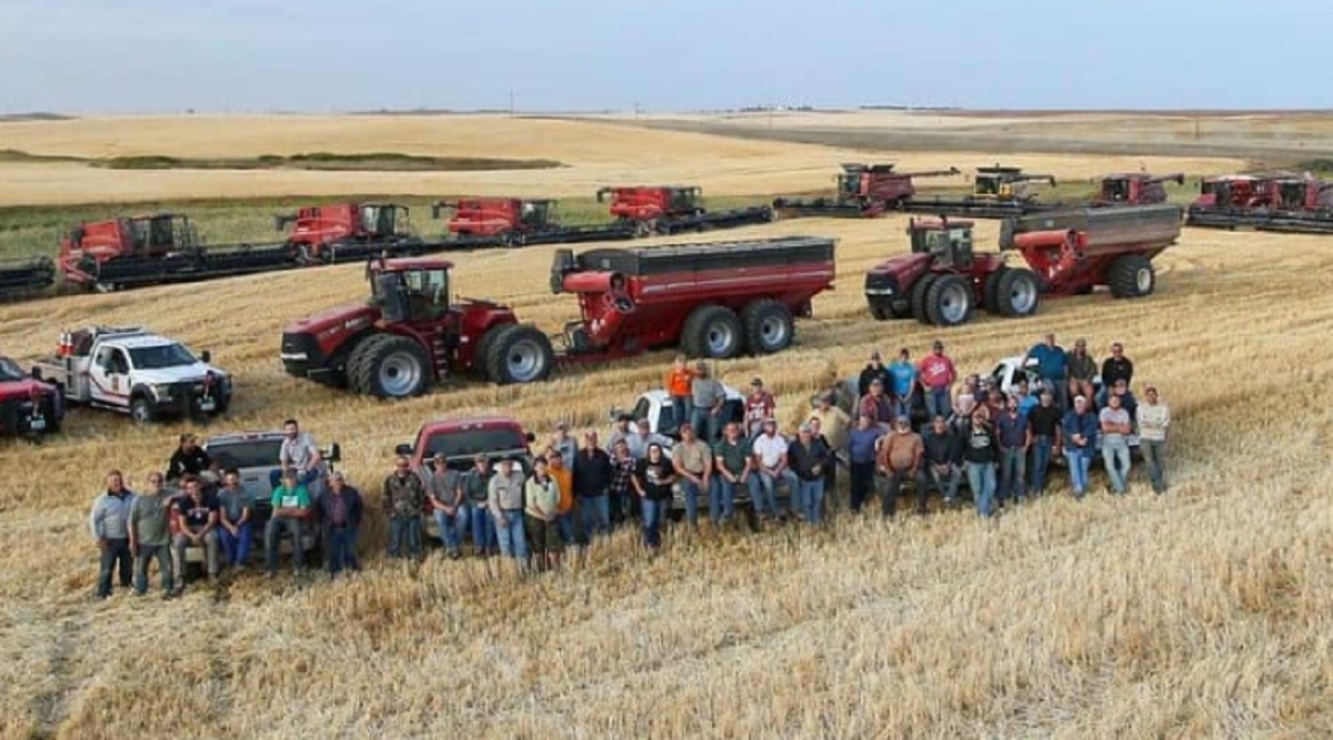 Un agriculteur malade reoit l'aide de 50 de ses voisins pour faire ses rcoltes