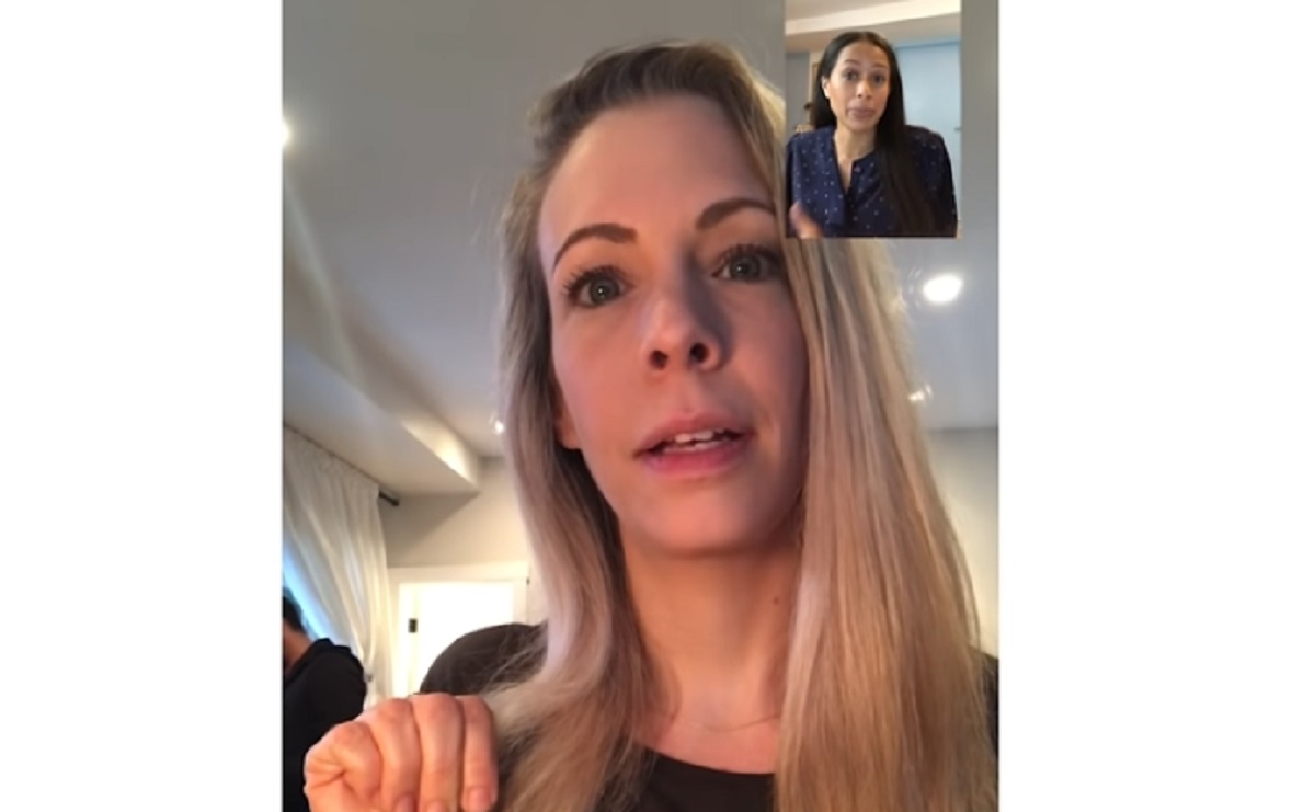 Une femme victime de violence conjugale demande discrètement de l'aide à son amie par appel vidéo