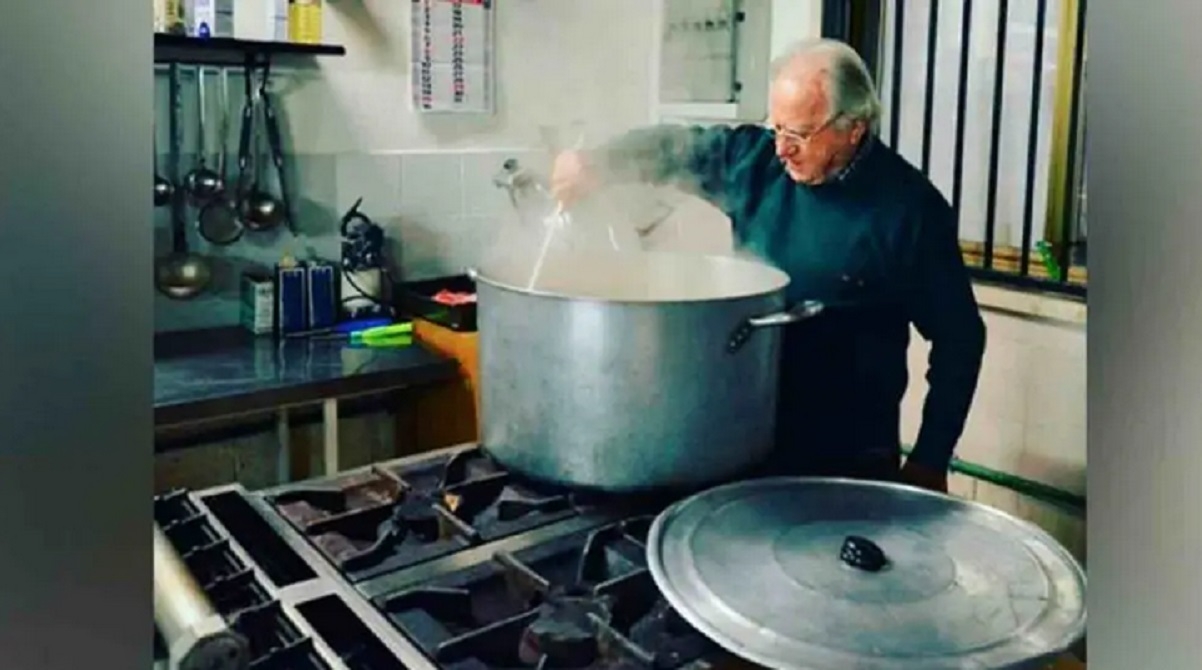 Un homme g de 90 ans cuisine 300 repas pour les sans-abri depuis plus de 15 ans!