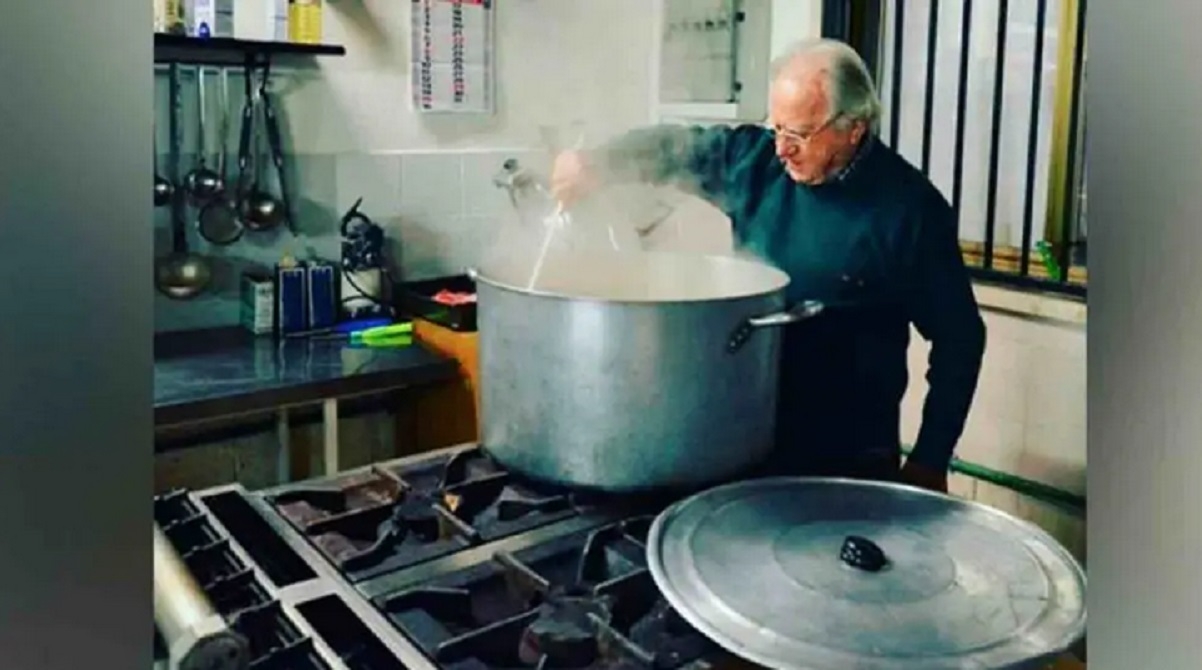 Un homme âgé de 90 ans cuisine 300 repas pour les sans-abri depuis plus de 15 ans!