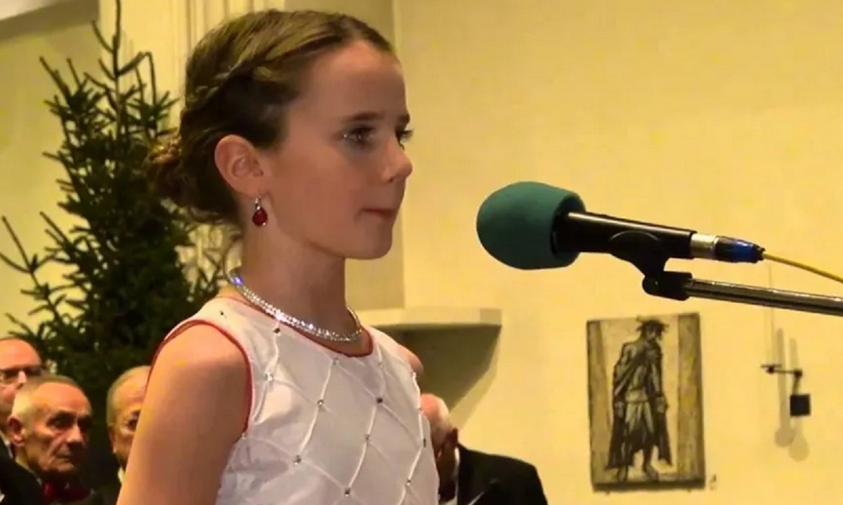 Une fillette de 11 ans émerveille le public avec son interprétation magique d'un classique de Noël