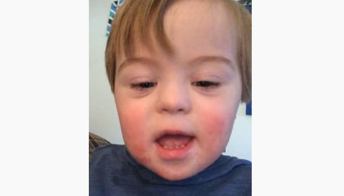 Un petit gar�on de deux ans et demi atteint de trisomie 21 apprend son alphabet; il est tellement mignon