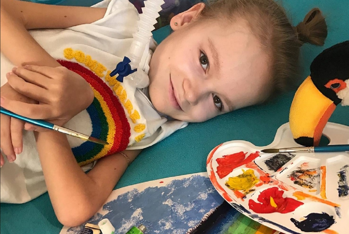 Une fillette de 10 ans atteinte de dystrophie musculaire peint avec un talent exceptionnel