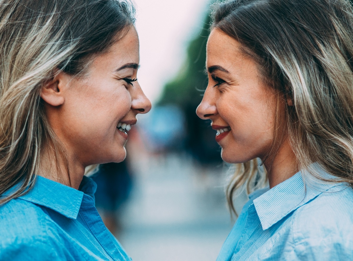 Selon une étude, votre soeur pourrait bien influencer votre humeur et vous rendre plus heureux