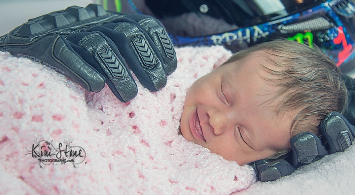 Un bébé sourit en dormant dans les gants de son père décédé dans une fusillade.