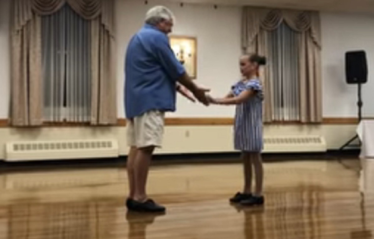 Une fillette de 10 ans et son papy participent à un spectacle de claquettes et c'est adorable