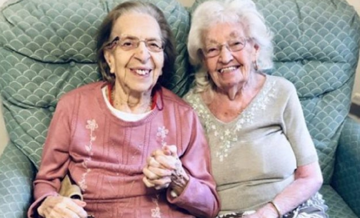 Deux meilleures amies âgées de 89 ans résident dans la même maison de retraite pour pouvoir être ensemble
