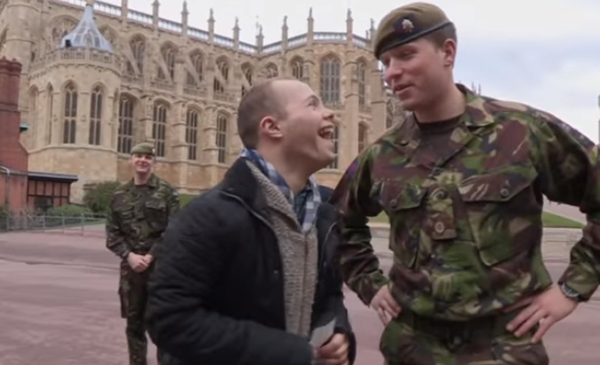 Un soldat est mu par la visite de son frre atteint du syndrome de Down, ce qu'il fait pour le saluer est adorable.