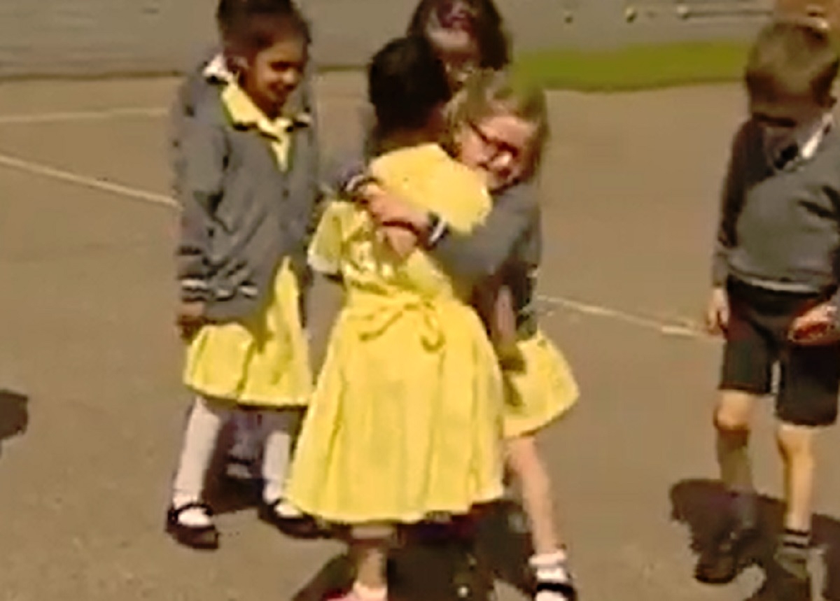 Une petite fille montre sa prothse de jambe  ses camarades de classe; elle est adorable!