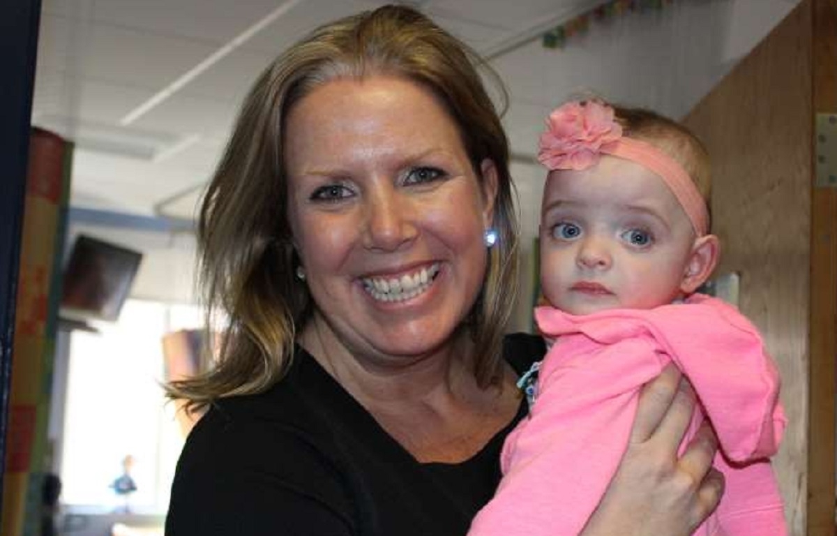 Une infirmire adopte une fillette aprs avoir pris soin d'elle pendant des mois
