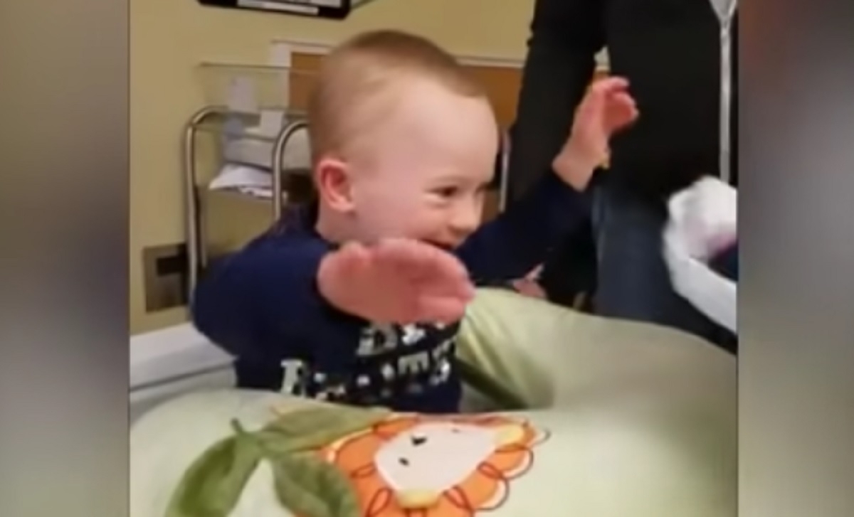 Un petit garon atteint de trisomie 21 a une raction adorable lorsqu'il rencontre son petit frre pour la premire fois