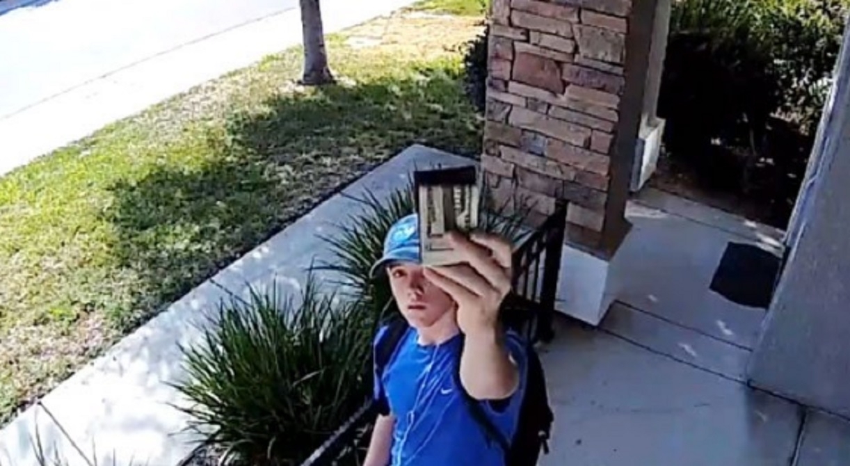 Un ado rend le portefeuille qu'il a trouv  son propritaire alors qu'il contient plus de 1500$
