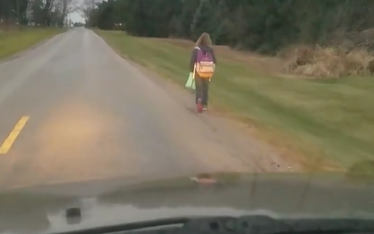 Un papa laisse sa fille marcher 8 km dans le froid pour la punir d'avoir harcelé un autre enfant